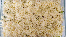 Zapečené těstoviny s kuřecím masem, brokolicí, smetanou a sýrem