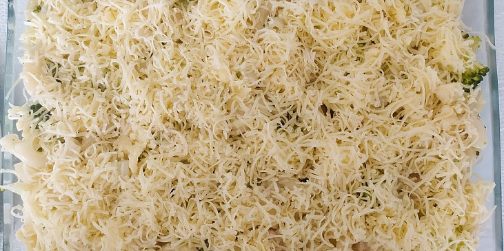 Zapečené těstoviny s kuřecím masem, brokolicí, smetanou a sýrem (Nastrouháme sýr a směs nastrouhaným sýrem…)