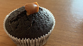 Čokoládové muffiny s karamelkou (Hotový muffin)