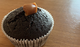 Čokoládové muffiny s karamelkou