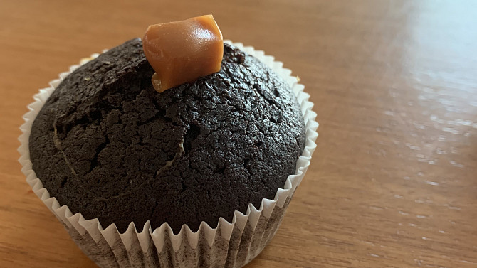 Čokoládové muffiny s karamelkou, Hotový muffin