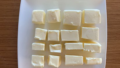Čokoládové muffiny s karamelkou, Máslo nakrájíme na kostičky