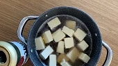 Čokoládové muffiny s karamelkou, Dáme do hrnce a přidáme pivo