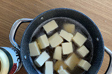 Dáme do hrnce a přidáme pivo