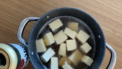 Čokoládové muffiny s karamelkou, Dáme do hrnce a přidáme pivo