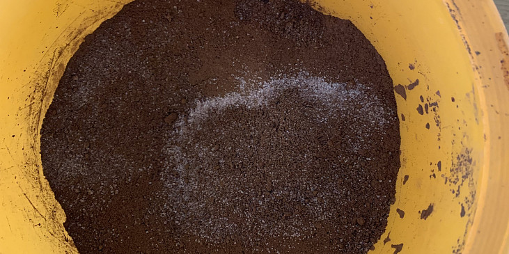 Čokoládové muffiny s karamelkou (Připravíme si cukr s kakaem)