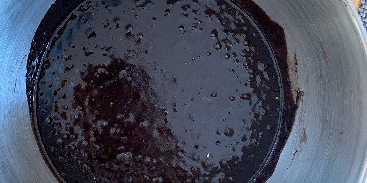 Čokoládové muffiny s karamelkou (Vmícháme mouku se sodou)
