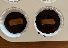 Čokoládové muffiny s karamelkou (A plníme)