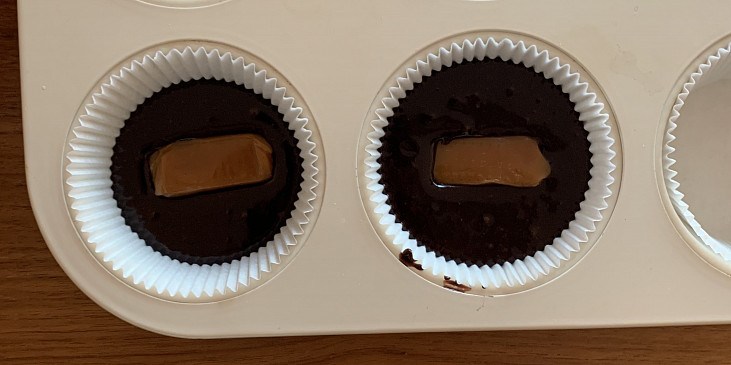 Čokoládové muffiny s karamelkou (A plníme)