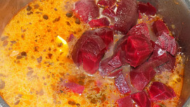 Eintopf z červené řepy s kuřecím masem