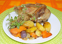 Kachna pečená na bramborech a batátech