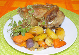 Kachna pečená na bramborech a batátech