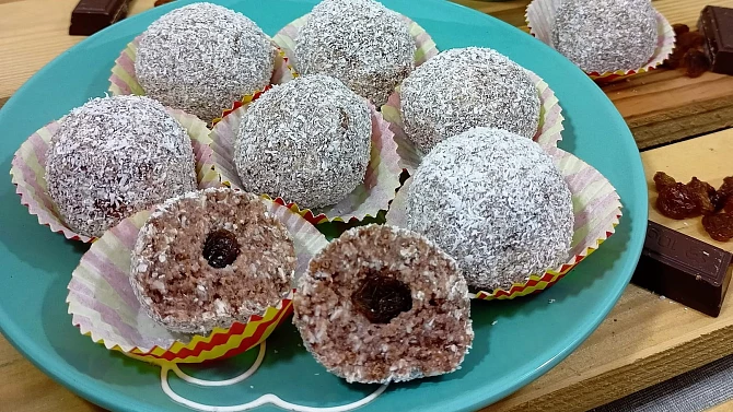 Kakaové koule s ořechy, rozinkami a rumem, Kakaové koule s ořechy