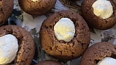 Čokoládové muffiny s kokosovou polevou, Vydlabané a naplněné
