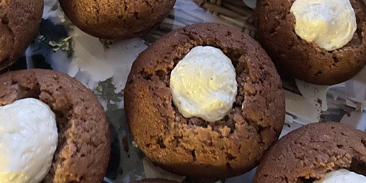 Čokoládové muffiny s kokosovou polevou (Vydlabané a naplněné)