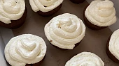 Čokoládové muffiny s kokosovou polevou