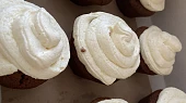 Čokoládové muffiny s kokosovou polevou