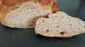 Domácí chleba ze žitné a hladké mouky