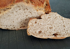 Domácí chleba ze žitné a hladké mouky