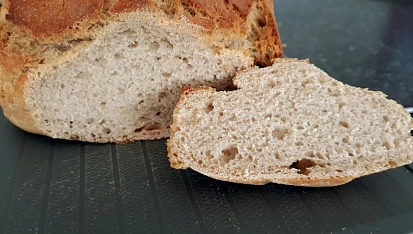 Domácí chleba ze žitné a hladké mouky