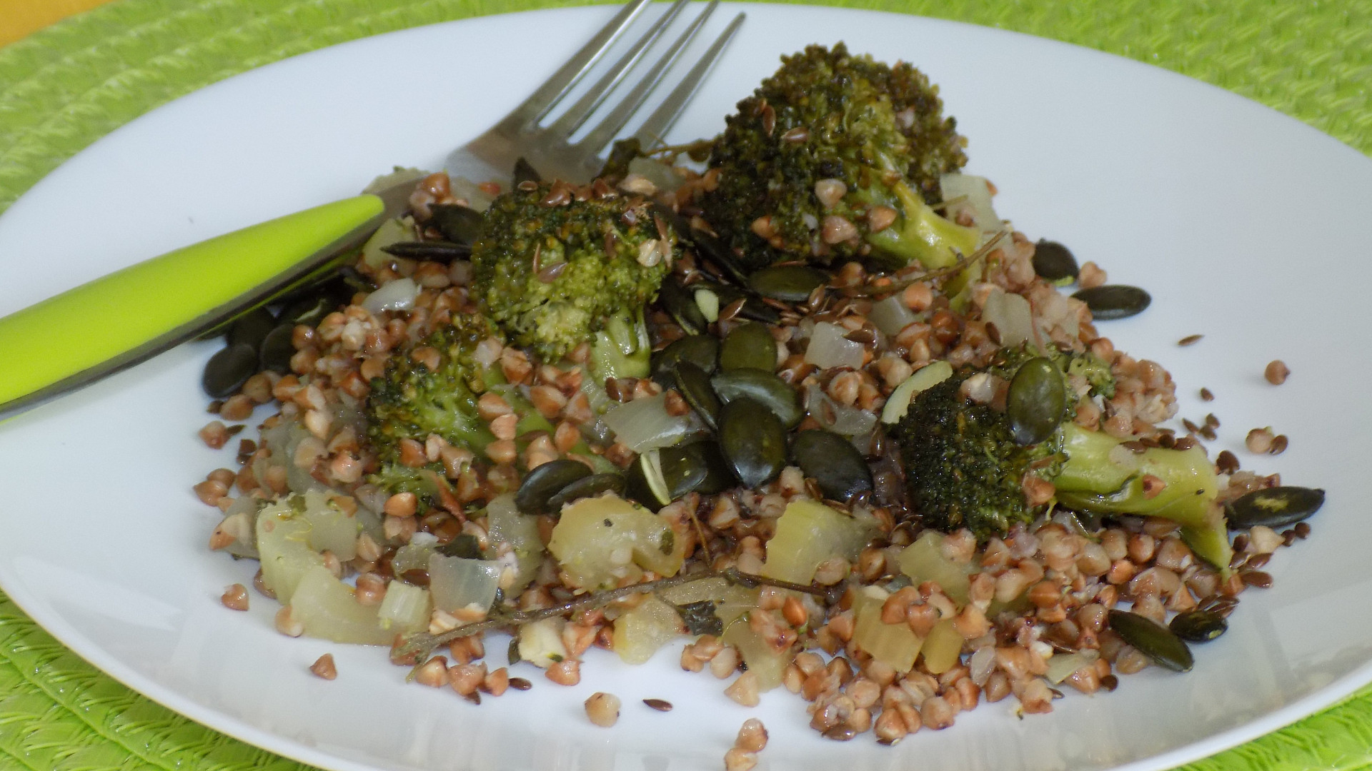 Pohanka s brokolicí a semínky