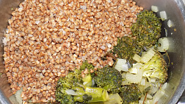 Pohanka s brokolicí a semínky