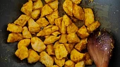 Smetanové kari, Když se maso hezky zatáhne, přidáme prolisovaný česnek, zázvor, kari a chilli. Vše promícháme a necháme trochu rozvonět (stačí pár vteřin).