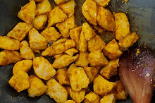 Když se maso hezky zatáhne, přidáme prolisovaný česnek, zázvor, kari a chilli. Vše promícháme a necháme trochu rozvonět (stačí pár vteřin).