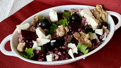 Bulgur s červenou řepou, olivami, balkánským sýrem a ořechy