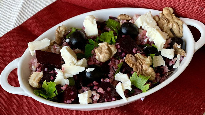 Bulgur s červenou řepou, olivami, balkánským sýrem a ořechy