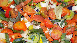 Králičí stehýnka na zelenině