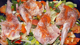 Králičí stehýnka na zelenině