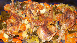 Králičí stehýnka na zelenině