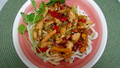 Udon nudle s kuřecím masem a zeleninou