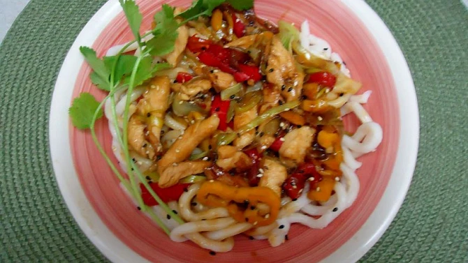 Udon nudle s kuřecím masem a zeleninou