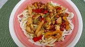 Udon nudle s kuřecím masem a zeleninou