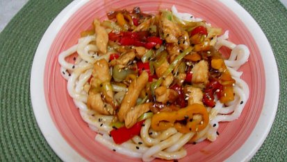 Udon nudle s kuřecím masem a zeleninou