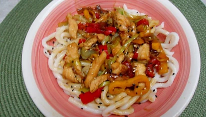 Udon nudle s kuřecím masem a zeleninou