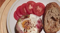 Zapečené avokádo plněné vejcem a slaninou