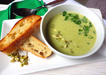 Brokolicová polévka s naklíčenými fazolkami mungo