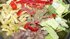 Kuřecí játra na zelenině