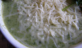 Špenátová polévka se sýrem a chlebovými krutonky