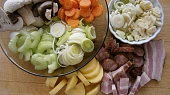 Žampiony s uzeninou a zeleninou z papiňáku