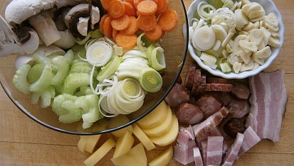 Žampiony s uzeninou a zeleninou z papiňáku