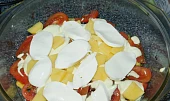 Brambory zapečené s uzeným bokem, mozzarellou  a rajčaty