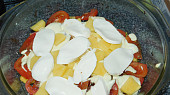 Brambory zapečené s uzeným bokem, mozzarellou  a rajčaty