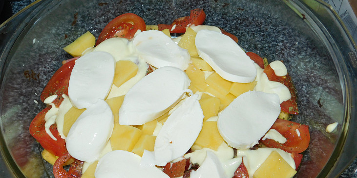 Brambory zapečené s uzeným bokem, mozzarellou  a rajčaty
