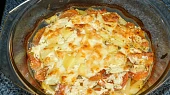 Brambory zapečené s uzeným bokem, mozzarellou  a rajčaty