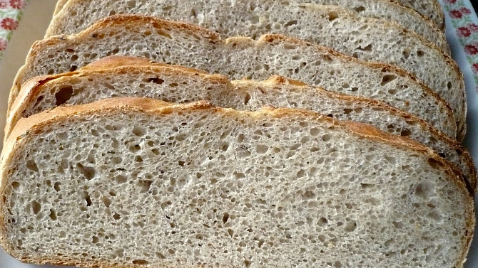 Pšenično-žitný chléb s bramborem, pečený v remosce