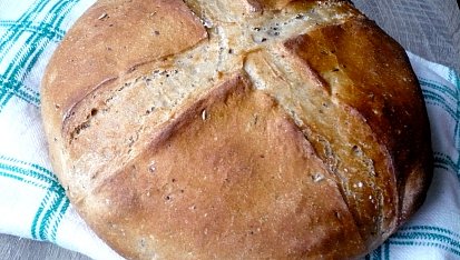 Pšenično-žitný chléb s bramborem, pečený v remosce